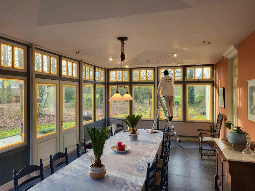 man schildert plafond